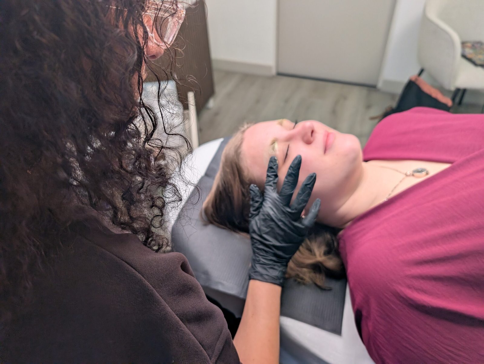 Luma aan het werk met wenkbrauwen